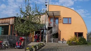 Fassade des Kindergartens mit halbrundem Haus